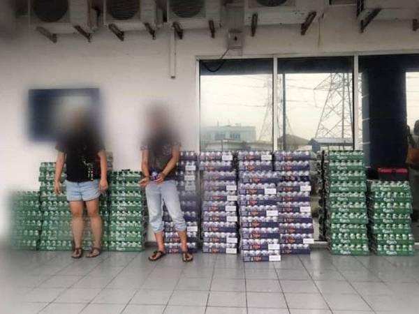 Seorang lelaki dan seorang wanita ditahan kerana membawa 2,352 tin arak seludup pelbagai jenama dalam sebuah kereta di Taman Nusantara, Gelang Patah, Iskandar Puteri pada Isnin.