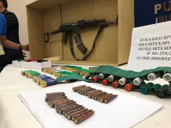 Senapang jenis Rifel AK47 bersama 142 peluru yang dirampas.