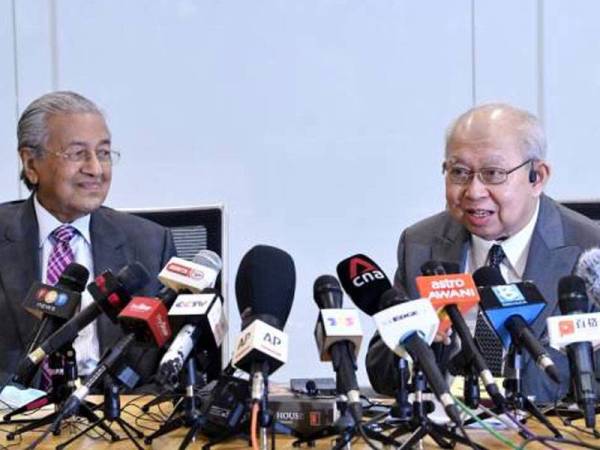 Dr Mahathir (kiri) dan Tengku Razaleigh ketika mengadakan sidang media Yayasan Al Bukhary di sini semalam.