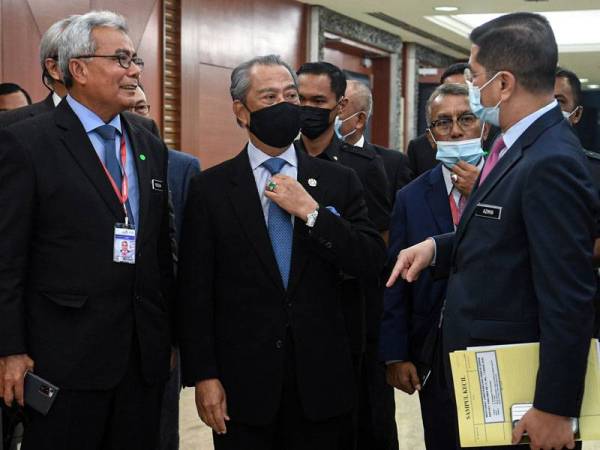 Perdana Menteri Tan Sri Muhyiddin Yassin (tengah) bersama Menteri Kanan Perdagangan Antarabangsa dan Industri, Datuk Seri Mohamed Azmin Ali selepas undi belah bahagian Rang Undang-Undang Perbekalan 2021 pada Mesyuarat Ketiga Penggal Ketiga Parlimen ke-14 di Bangunan Parlimen hari ini. - Foto Bernama