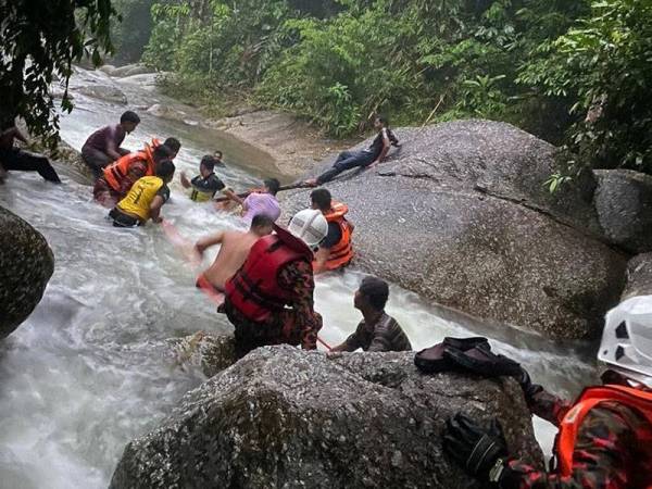 Bomba menerima makluman mangsa yang dikhuatiri lemas ketika mandi di air terjun Kampung Air Hitam, Batu Kurau hari ini. Foto: Ihsan bomba