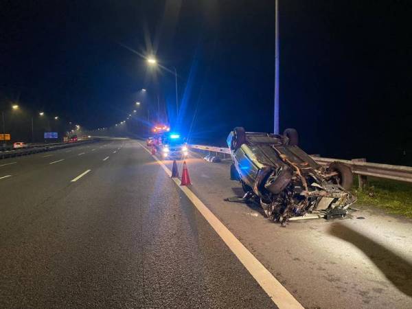 Keadaan kenderaan mangsa yang terlibat dalam kemalangan di Kilometer 277 Lebuhraya Utara-Selatan arah utara kira-kira jam 12.30 malam tadi. FOTO: PDRM
