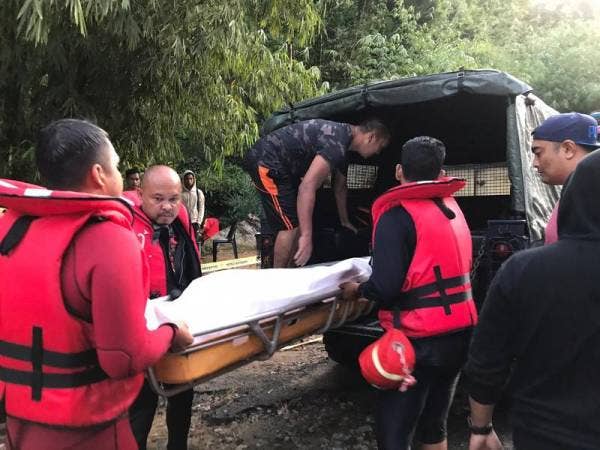 Mayat remaja lemas setelah tersepit hampir 14 jam ketika mandi di air terjun Kampung Air Itam, Batu Kurau diserahkan kepada pihak polis untuk tindakan selanjutnya. Foto: ihsan bomba
