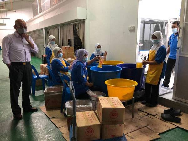 Sebahagian daripada 55 pekerja Islam yang sentiasa disantuni Leong Piow (kanan).