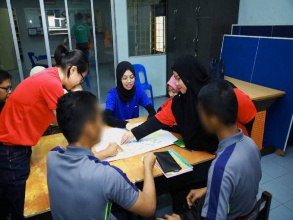 Nur Afiqah bersama pasukan sukarelawan membantu menyediakan khidmat kelas tambahan bagi pelajar-pelajar juvana yang menghadapi Sijil Peperiksaan Malaysia (SPM)