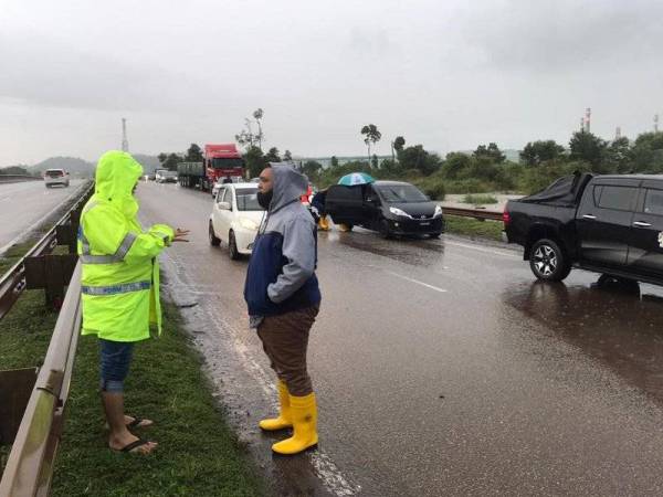 Pengguna jalan raya terpaksa berpatah balik dari melalui Jalan Gebeng - Bypass Kuantan, berikutan banjir kilat di kawasan berkenaan berdekatan MCKIP, Kuantan.