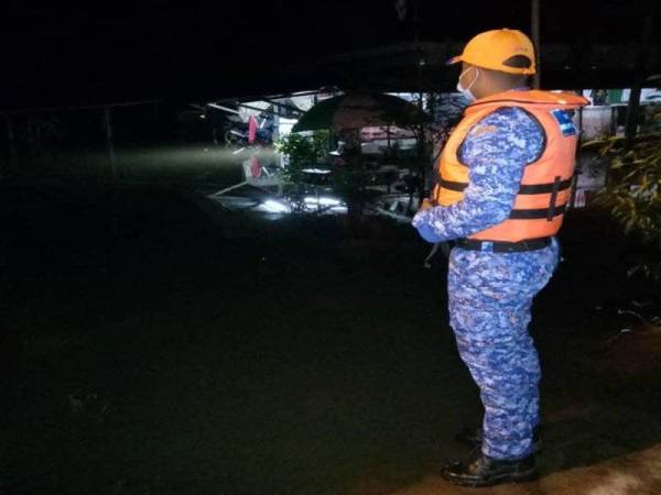 Hujan lebat tanpa henti sejak semalam menyebabkan air melimpah sehingga menjejaskan rumah penduduk di Kampung Sungai Kecil Ulu, Bandar Baharu, Kedah.