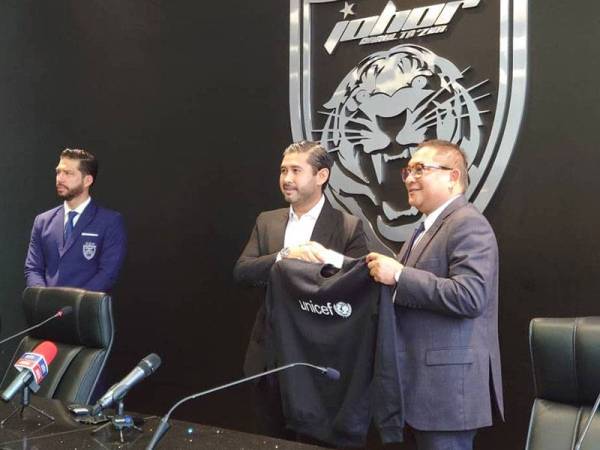 Tunku Ismail (tengah) dan Rashed Mustafa menunjukkan baju tertera logo UNICEF dalam sidang akhbar berkenaan kerjasama JDT dan UNICEF di Stadium Sultan Ibrahim, Iskandar Puteri hari ini.