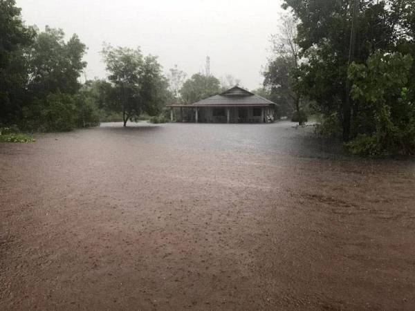Sebuah rumah di kawasan Perumahan Cherating Damai, Kuantan ditenggelami air melebihi satu meter.