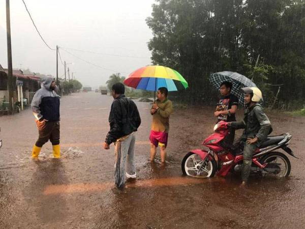 Keadaan banjir kilat di Lorong Cherating Damai 2, Kuantan sekitar jam 6 petang tadi.