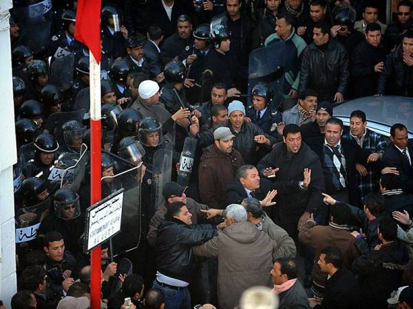 Gambar fail menunjukkan kebangkitan rakyat yang berlaku di Tunis, Tunisia pada Januari 2011. - Foto AFP