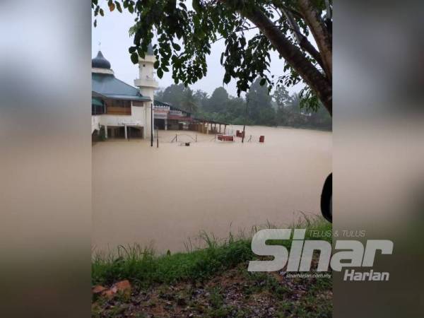 Keadaan di sekitar Masjid Mukim Chenulang di Kuala Krai.