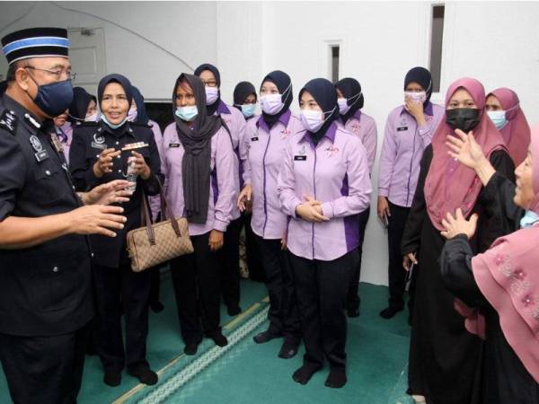 Shafien (kiri) sempat meluangkan masa berbual dengan Skuad Amanita di Majlis Perasmian Taman Angkat Amanita di Taman SBJ Putra, Pasir Pekan semalam.