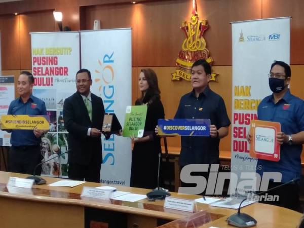 Amirudin (dua dari kiri) merakamkan gambar bersama Juliana serta beberapa tetamu kehormat lain pada sidang media pelancaran kempen berkenaan yang berlangsung di Bilik Mesyuarat Tindakan Ekonomi Selangor (MTES) pada Khamis.