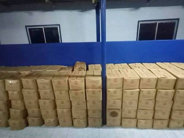 Sebanyak 2,465 paket minyak masak bersubsidi yang dirampas.