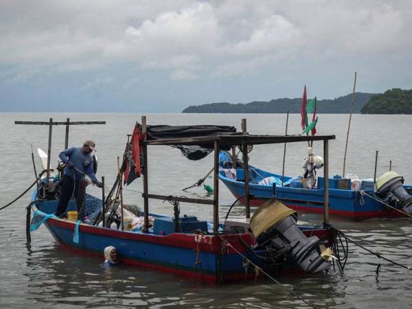 Kelihatan nelayan melakukan rutin harian dengan turun ke laut untuk mencari hasil laut di Sungai Batu, Teluk Kumbar di sini.