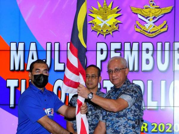 Affendi (kanan) menerima bendera Malaysia daripada Komander Misi Op Starlight, Kolonel (Dr) Mohamed Zaki Mohamed Mokhtar (kiri) sebagai simbolik Pembubaran Tim Op STARLIGHT-5 pada Majlis Pembubaran Tim Op STARLIGHT-5 di Wisma Perwira ATM hari ini. - Foto Bernama