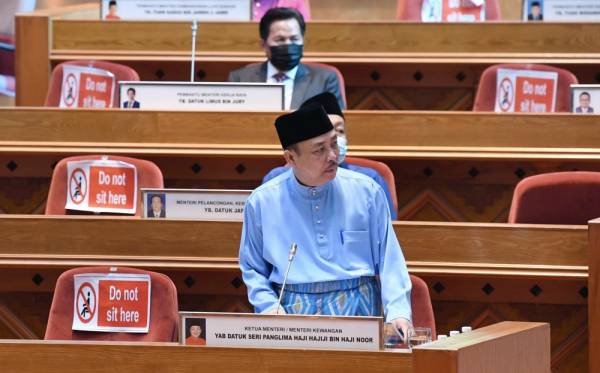Ketua Menteri Sabah, Datuk Hajiji Mohd Noor ketika membentangkan belanjawan 2021 negeri di Dewan Undangan Negeri di sini hari ini. - Foto Bernama
KOTA KINABALU, Dec 18 -- Sabah Chief Minister Datuk Hajiji Mohd Noor tabling the state Budget 2021 during the state assembly sitting here today.
--fotoBERNAMA (2020) COPYRIGHT RESERVED