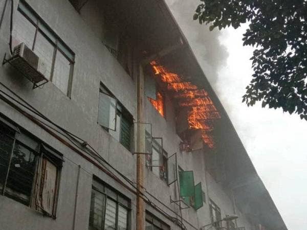 Kebakaran melibatkan lima unit di tingkat tiga sebuah rumah kedai di Chow Kit, Kuala Lumpur hari ini. - Foto JBPM KL