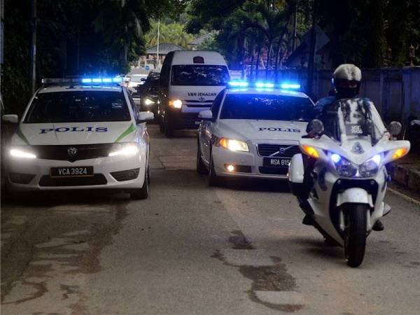 Kelihatan sebuah van jenazah yang membawa isteri kepada Perdana Menteri kedua, Tun Abdul Razak iaitu Allahyarham Tun Rahah ke kediamannya hari ini. - Foto Bernama