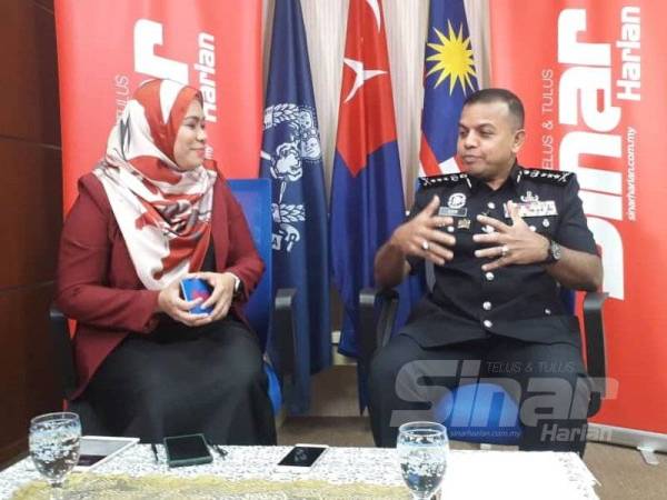 Ayob Khan (kanan) ditemu bual dalam program Sinar Live bertajuk 'Biar diancam, saya tidak gentar!' yang bersiaran secara langsung dari IPK Johor Bahru malam ini. Program dikendalikan Haslina (kiri) selaku moderator.