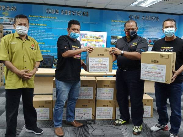 Pihak KDEBWM mengagihkan sebanyak 145 unit kotak infaq berupa barangan keperluan asas bagi membantu mereka yang terjejas dalam pandemik Covid-19 ini.