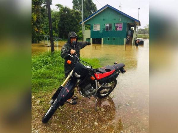 Azhari meninjau pos kawalan PGA di sempadan Malaysia-Thailand di Rantau Panjang ditenggelami banjir.