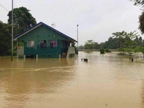 Sebahagian daripada pos kawalan yang tenggelam akibat limpahan air Sungai Golok sejak Khamis lalu.