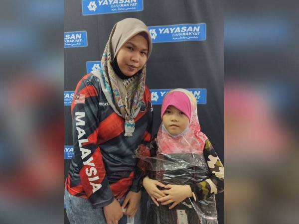Nur Hidayah bersama anaknya Nur Erwina Nadrah Athirah bersyukur menerima sumbangan YBR.