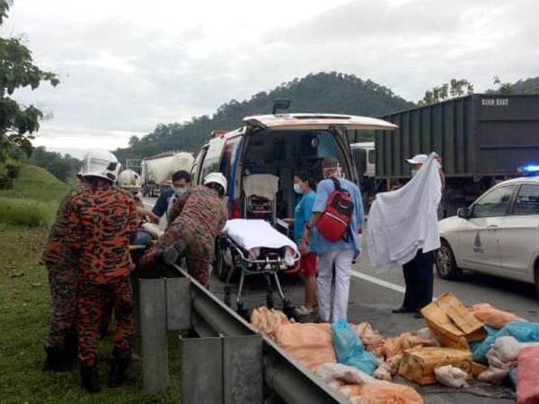 Pemandu lori terlibat kemalangan di kilometer 26.6 Lebuhraya Utara-Selatan (PLUS) arah selatan di laluan Kulai ke Senai, pagi tadi di bawa ke hospital untuk rawatan.