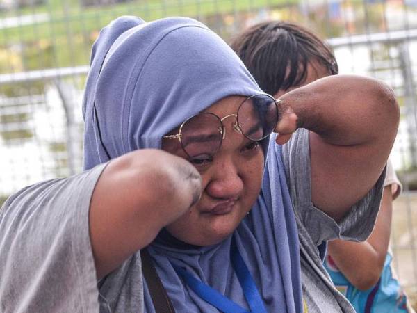 Ibu tunggal berkenaan terharu dan mengalirkan air mata sebaik menerima sumbangan gerai penjaja bergerak daripada Ebit Lew. - Foto Facebook Ebit Lew