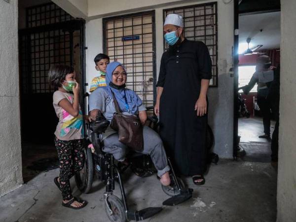 Ebit Lew ketika melawat ibu tunggal berkenaan di rumahnya. - Foto Facebook Ebit Lew