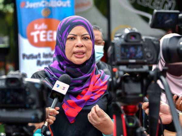 Menteri Pembangunan Wanita, Keluarga dan Masyarakat, Datuk Seri Rina Mohd Harun ditemu bual pemberita selepas melancarkan Program #JOMCHILLOUT@kafeTEEN di Kejiranan Fasa B, Presint 8 pada Sabtu. - fotoBERNAMA
