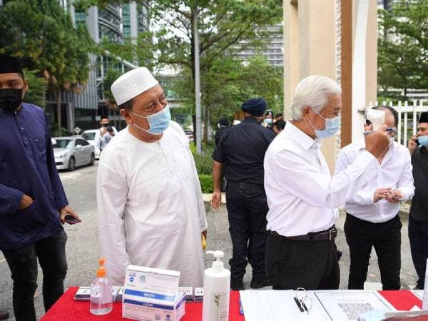 Orang ramai hadir bagi memberi penghormatan terakhir kepada Allahyarhamah Tun Rahah Mohamed Noah di Masjid Ar-Rahah pada Sabtu. - Foto Bernama