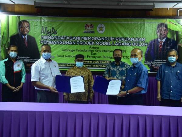 Mohd Khairuddin (tiga dari kiri) bersama Ahmad Sansuri (tiga dari kanan) menyaksikan majlis menandatangani perjanjian (MoA) antara MTIB dan TTITC yang berlangsung di Pusat Latihan Industri Perkayuan Terengganu (TTITC) di Kampung Teris, Kuala Berang, Hulu Terengganu pada Sabtu.