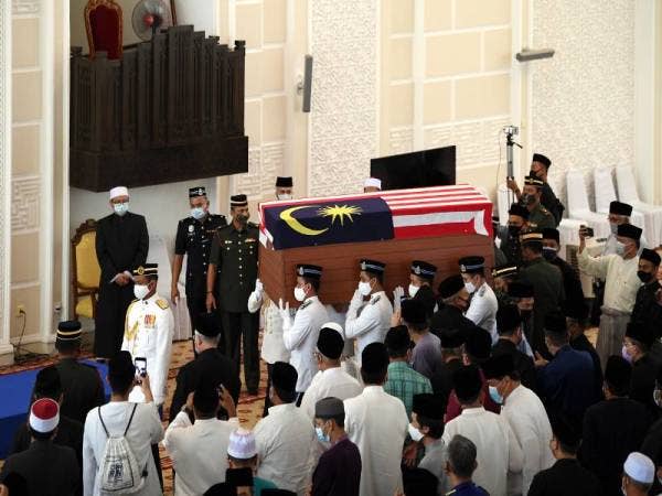 Anggota tentera mengusung jenazah Allahyarhamah Tun Rahah Mohamed Noah di Masjid Ar-Rahah, Kampung Kerinchi hari ini. Jenazah Allahyarhamah Tun Rahah akan dibawa ke Masjid Negara bagi Istiadat Pengebumian Negara. Jenazah akan dikebumikan di Lingkaran Makam Pahlawan, Masjid Negara.  - Foto Bernama