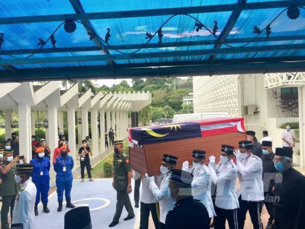 Jenazah Allahyarhamah Tun Rahah tiba di Masjid Negara bagi urusan solat jenazah. 