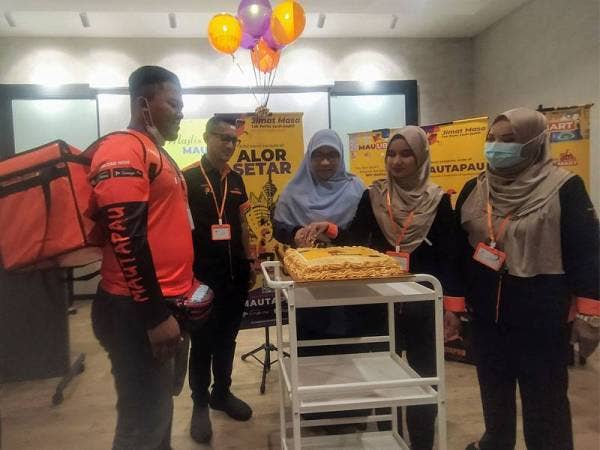 Siti Ashah (tiga dari kanan) bersama Dr Saidatul Ardeenawatie (dua dari kanan) memotong kek bersempena Majlis Perasmian Servis Penghantar Patuh Syariah Pertama di Malaysia Cawangan Alor Setar di Kompleks Perniagaan Ampang (ABC), Alor Setar pada Sabtu.