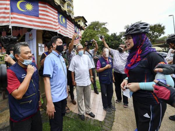 Rina Mohd Harun beramah mesra bersama warga Putrajaya pada majlis pelancaran Program #JOMCHILLOUT@kafeTEEN di Kejiranan Fasa B, Presint 8 hari ini. - Foto Bernama