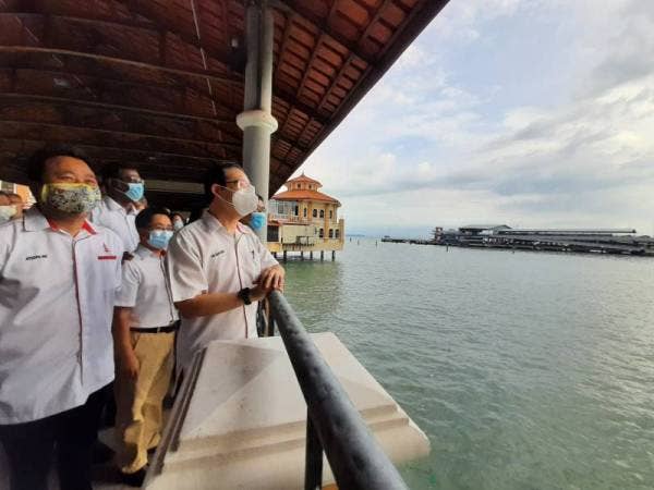 Guan Eng dan beberapa pemimpin DAP Pulau Pinang akan terus mempertahankan agar perkhidmatan feri di Pulau Pinang dikekalkan.