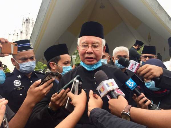 Najib ketika ditemui pemberita selepas Istiadat Pengebumian Negara di Makam Pahlawan, Masjid Negara, Kuala Lumpur hari ini.