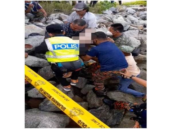 Mangsa dibawa naik selepas ditemui di bawah Jeti Nelayan Tanjung Piai, Pontian kira-kira lima meter dari lokasi dia dilaporkan lemas hari ini.