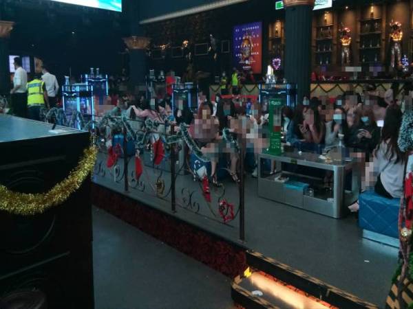 Antara individu di sebuah pusat hiburan di Kuala Lumpur yang dikenakan kompaun kerana langgar SOP PKPB pada Jumaat.