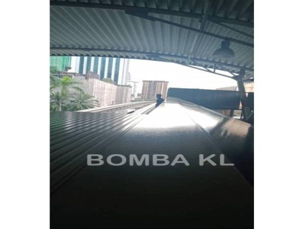 Seorang lelaki berdiri di tepi landasan monorel di Jalan Bukit Bintang di sini dalam cubaan membunuh diri petang tadi.