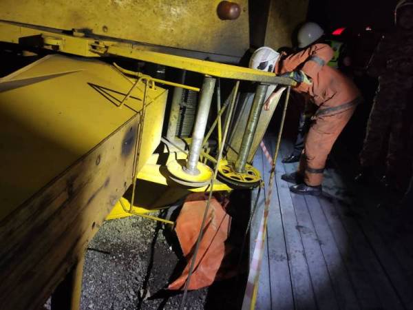 Pasukan bomba sedang mengeluarkan mangsa yang tersepit dalam kejadian di sebuah kilang besi hari ini.