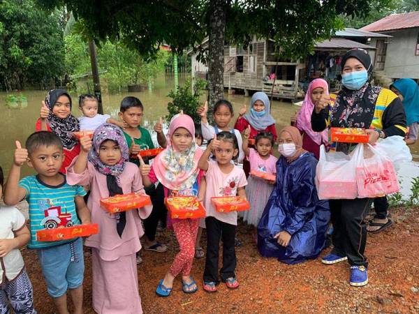 Antara kanak-kanak yang menerima piza percuma hasil sumbangan NGO Thirdforce Rantau Panjang.