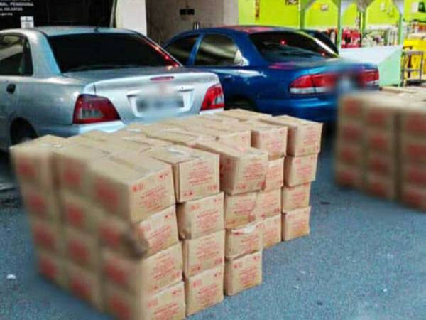 Minyak masak yang dirampas pihak KPDNHEP Kelantan dalam Op Benteng Covid-19 semalam.