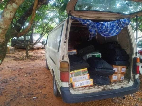 Anggota PGA Batalion 7 Kuantan merampas lebih 1.67 tan daging beku yang cuba diseludup ke negara jiran semalam.