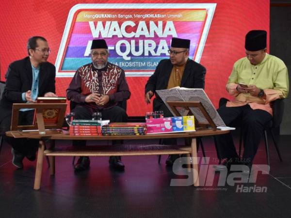 Dari kiri Fazrul, Hushim, Mohd Izwan dan Abdul Khair pada program Wacana al-Quran bertajuk LGBT: Selamatkah anak kita? Surah al-Nisa: 119 yang diadakan di Kumpulan Karangkraf pada Rabu.