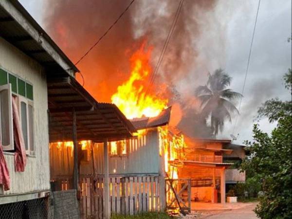 Salah sebuah kediaman yang dijilat api dalam kejadian di Kampung Beladau Kolam, Kuala Terengganu semalam. Foto Ihsan pembaca